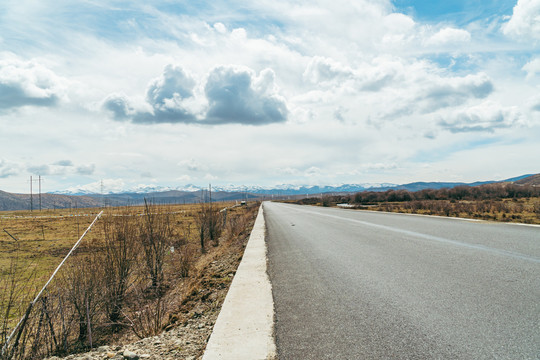 中国四川西部高原道路交通风光