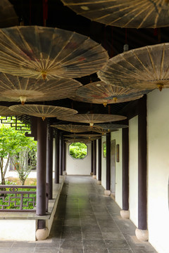 油纸伞装饰的长廊