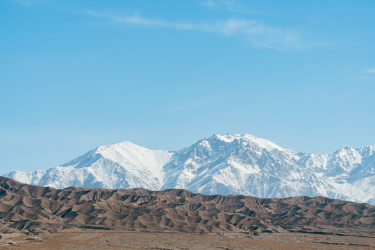 中国西部新疆荒凉戈壁雪山自然