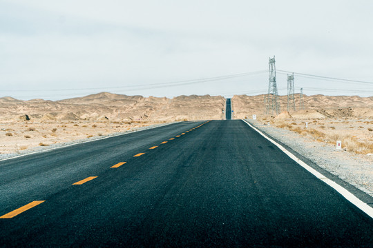 中国西部沙漠戈壁交通道路设施