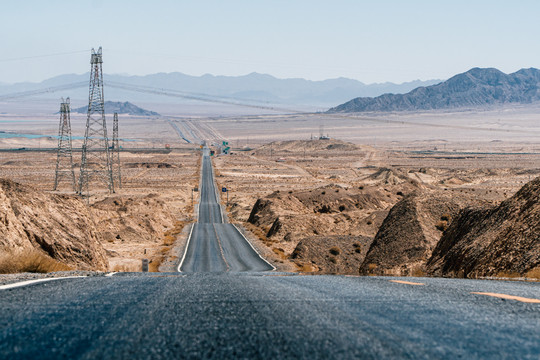 中国西部新疆沙漠公路荒凉风光