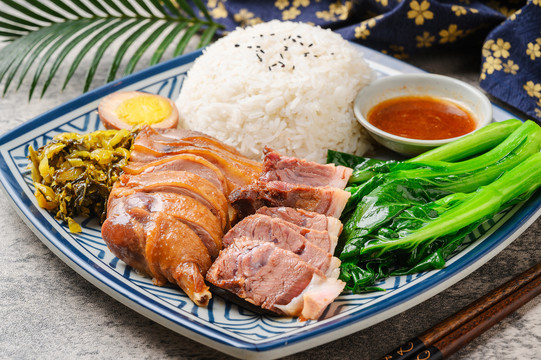 鸡腿卤肉双拼饭