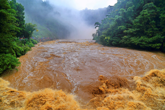 黄果树洪水激流