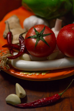 西红柿蔬菜盘