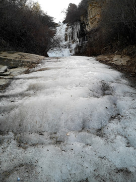 冰瀑溪流