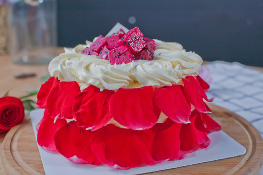 红玫瑰火龙果裱花蛋糕