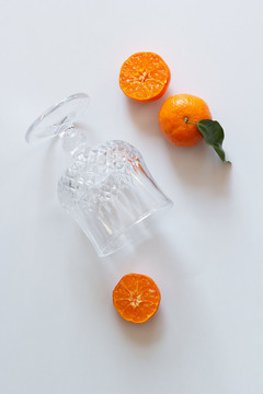 酒杯与橘子