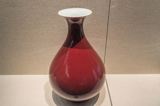 霁红釉玉壶春瓷瓶