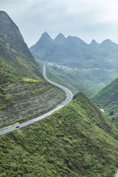 蜿蜒的公路与山脉沟壑