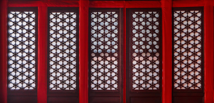 古代红色木雕窗户