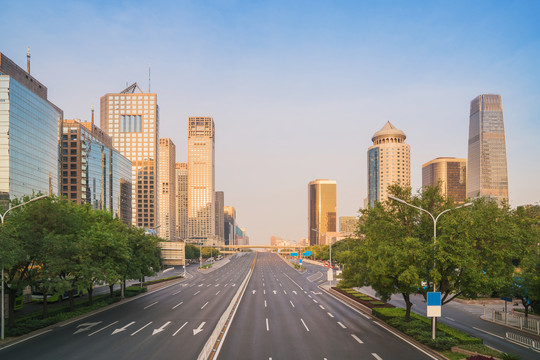 北京建国门大街的建筑和柏油马路