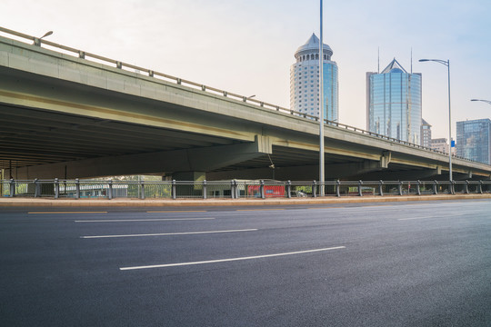 北京建国门大街的建筑和柏油马路