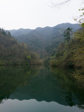 湖泊山峰森林