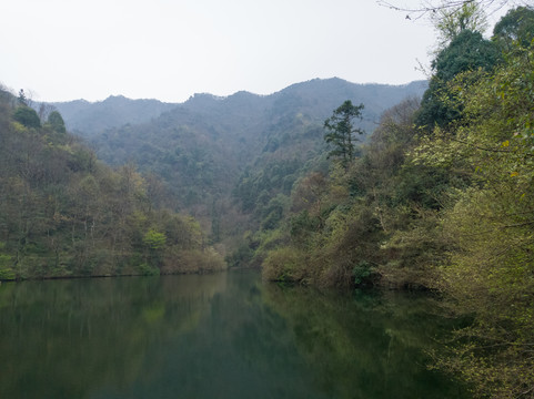 大坝湖泊山峰森林