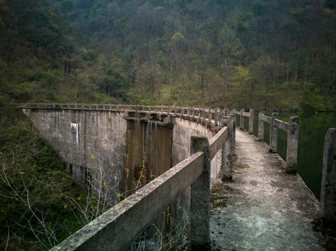 大坝湖泊山峰森林