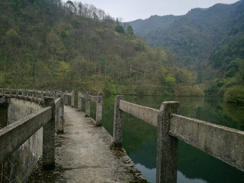 大坝湖泊山峰森林