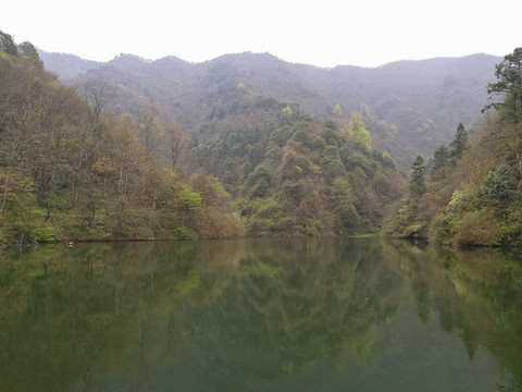 湖泊山峰森林