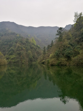 湖泊山峰森林