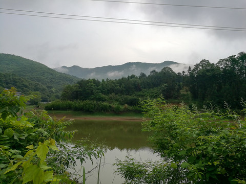 湖泊山峰