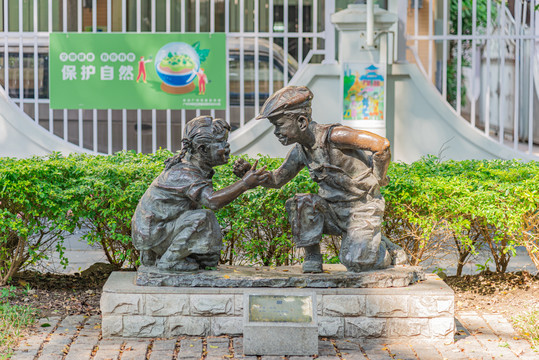 广州沙面大街雕塑作品赢