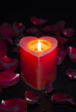红心蜡烛与玫瑰花瓣
