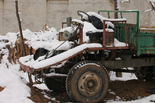 雪中的农用拖拉机