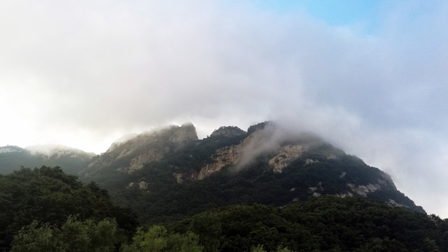 云雾中的山峰