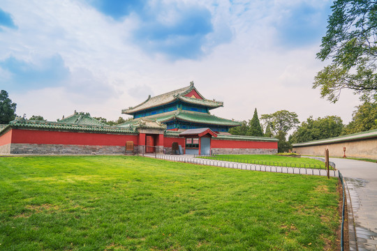 北京天坛公园的古建筑和大片草坪