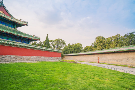 北京天坛公园的古建筑和大片草坪