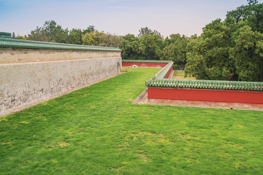 北京天坛公园的古建筑和大片草坪