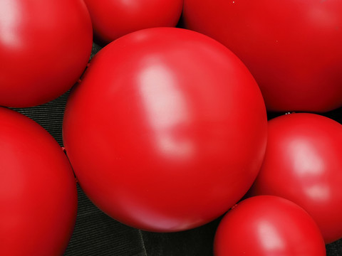 红色球体庆典装饰创意