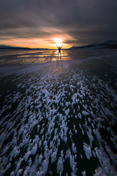 夕阳西下冰雪中拥抱夕阳