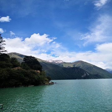 雪山旁的湖