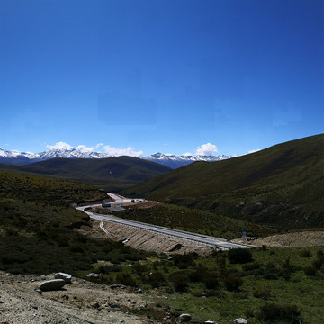 雪山下的公路