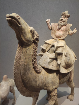 唐朝彩绘胡人骑骆驼陶俑