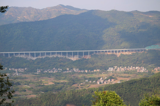 中阳高速经过的山区景色