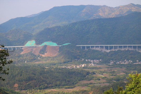 中阳高速经过的山区景色