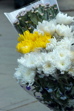 祭奠用的黄白鲜花
