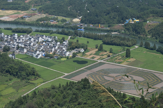 古镇与田野