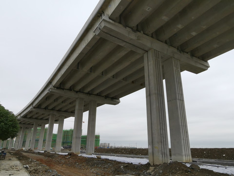 城市快速路高架桥建设工地