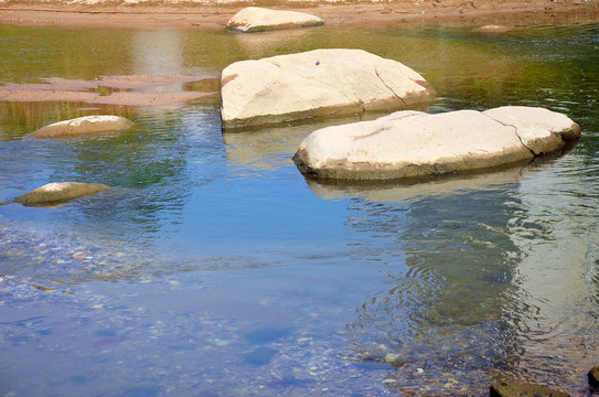 溪流岩石