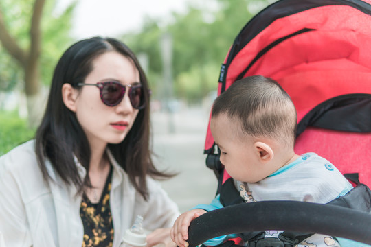 母亲带2岁女儿外出逛街