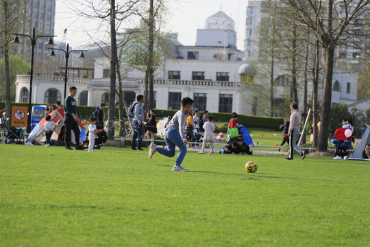 草坪上孩子踢足球