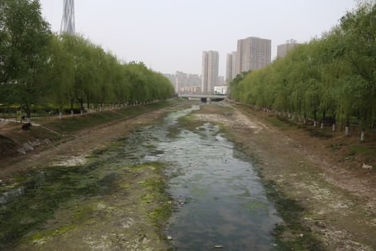 城市干枯的河流