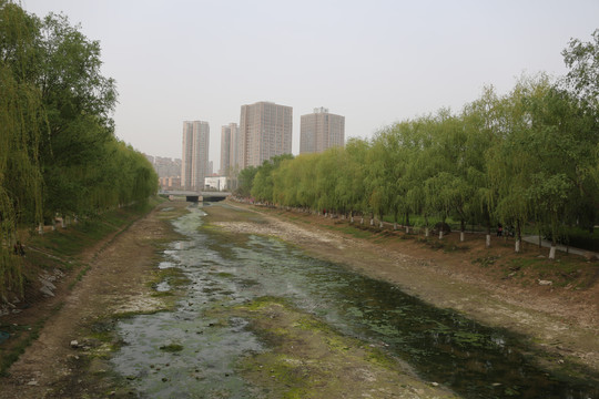 城市干枯的河流