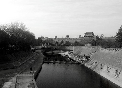 西安城墙护城河黑白照