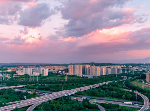 夕阳映照下的城市