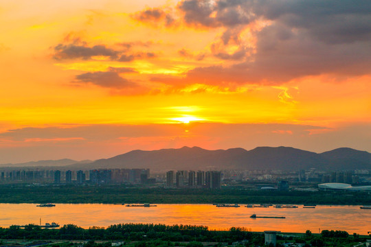 夕阳映照下的江面