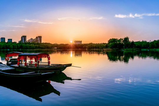 夕阳映照下的木船