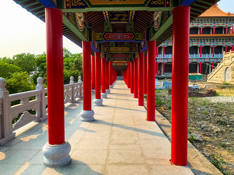 红柱长廊古建筑寺庙